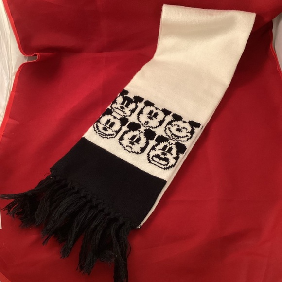 Black and white Mickey Mouse Scarf - Picture 6 of 10